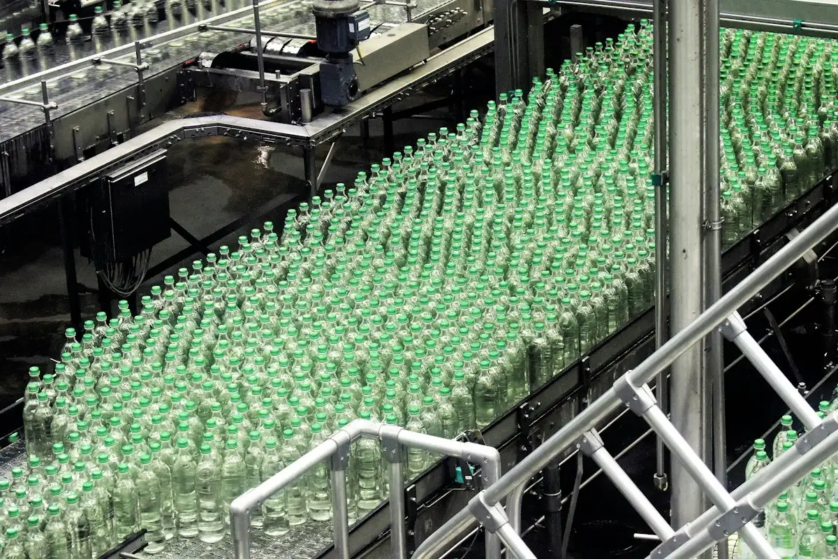 Botellas de vidrio sobre una máquina